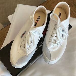 BACKYARD FOOTWEAR WHITE SNEAKERS WITH GREY DETAIL.  NEW IN BOX
